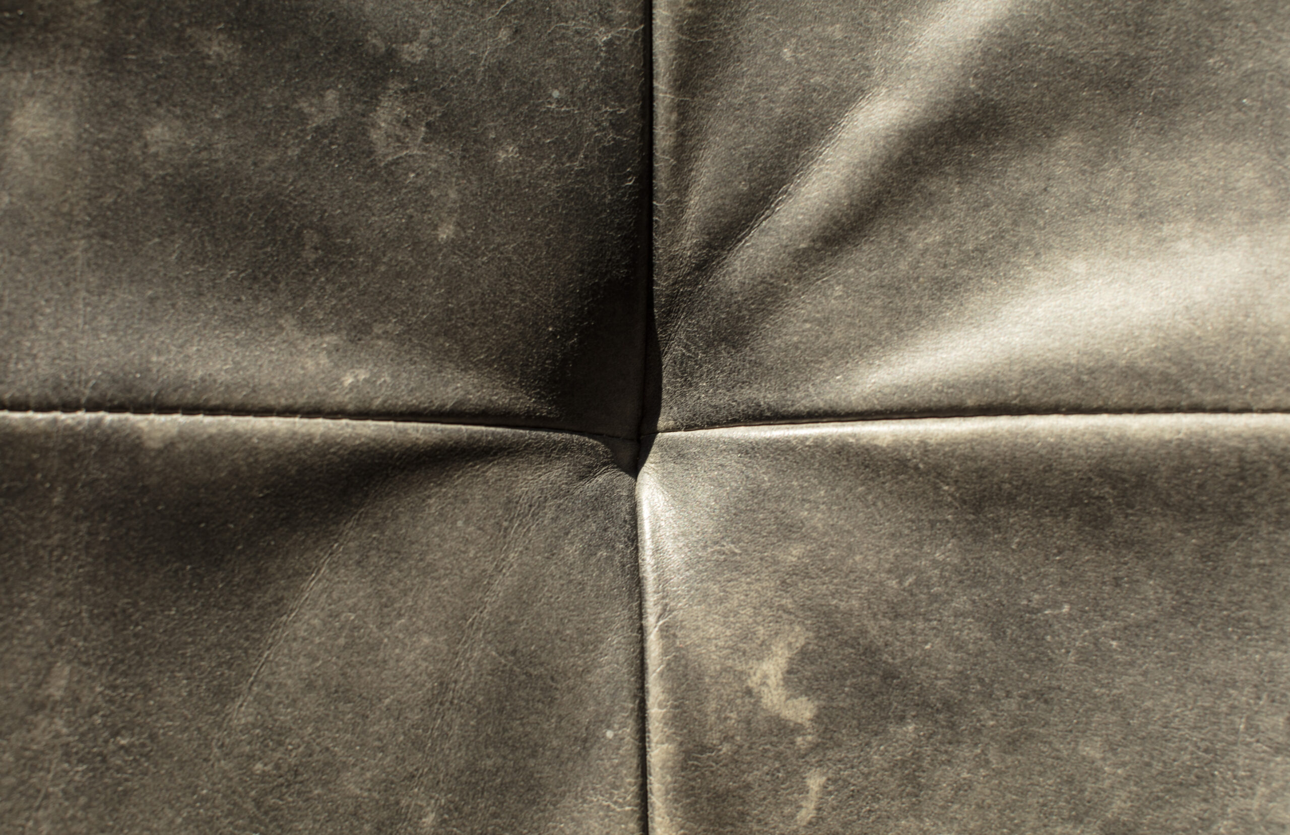 Pelle divano screpolata rimedi: cosa fare quando la pelle si rovina